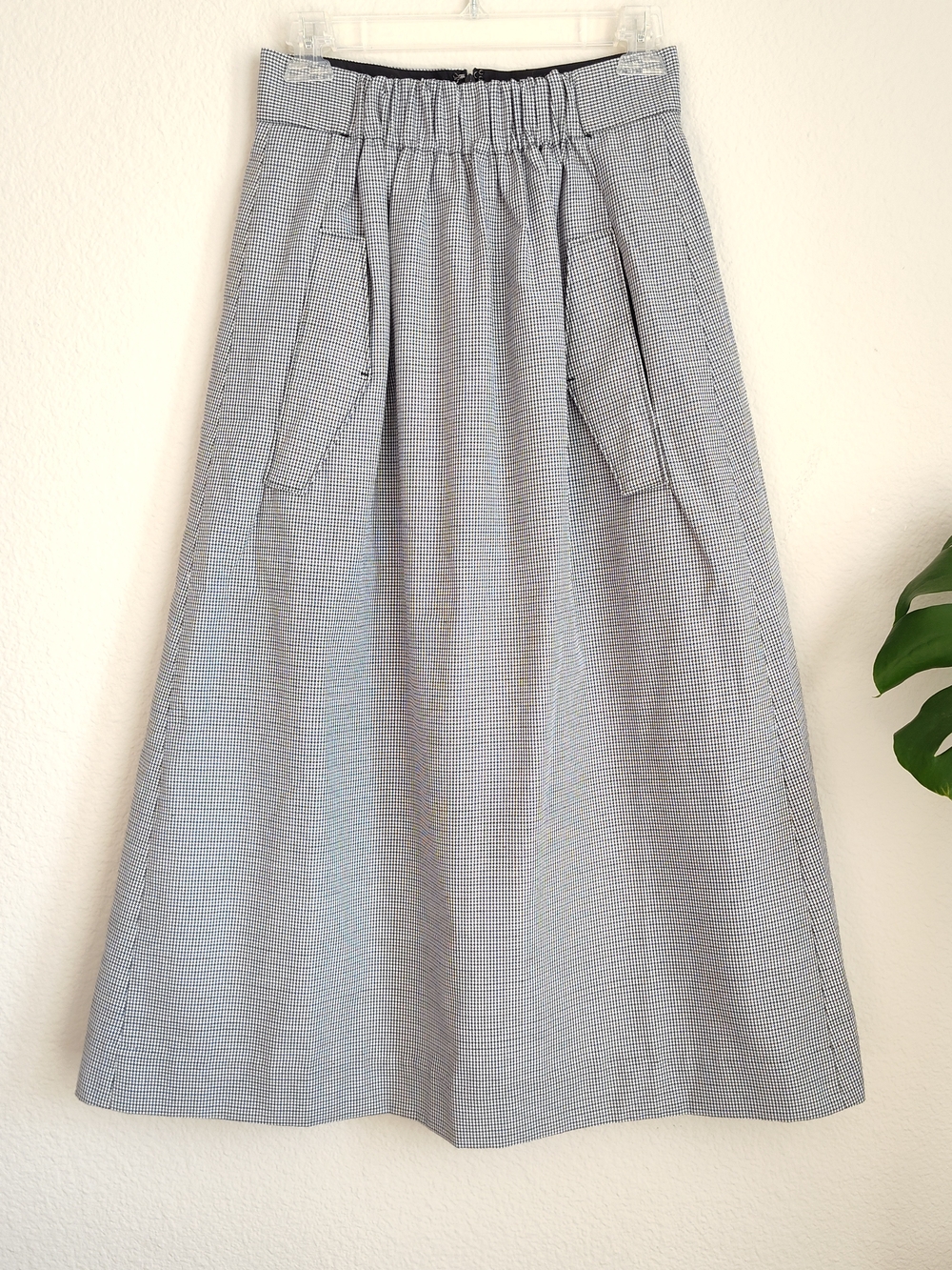 💞 Tibi Houndstooth Smocked Waist Midi Skirt In Black  Size 2 - Picture 2 of 9